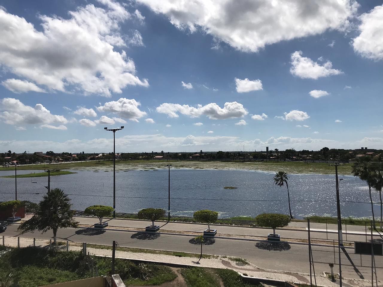 Ficamos localizados em frente à Lagoa da Prejubaca, um belo ponto turístico da cidade! ☀️🌴