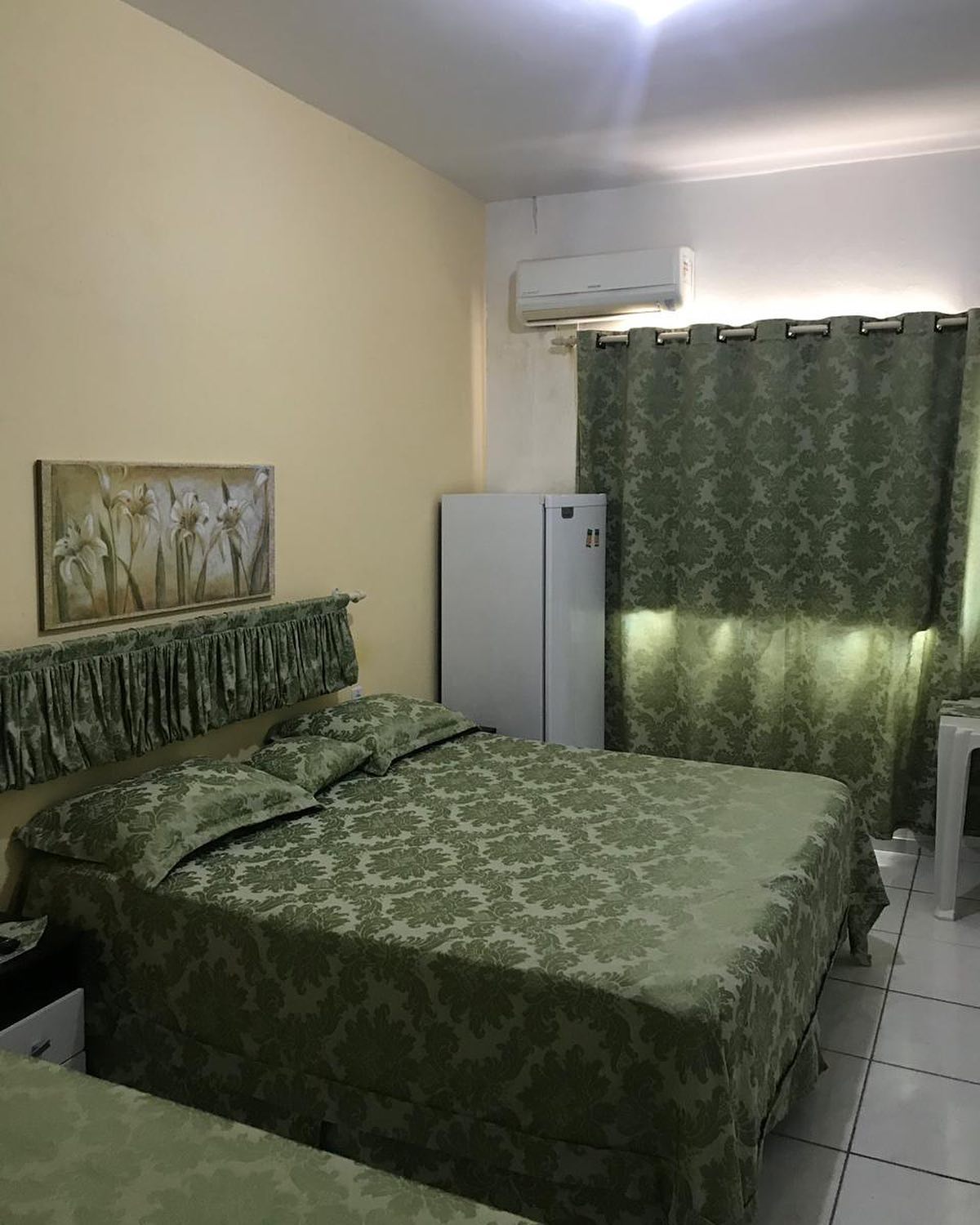 Possuímos suítes com camas King Size, Ar Condicionado, Armário e Frigobar! Tudo para o seu conforto! 📲Reservas: (85) 99208-2828 / 3315-4498
